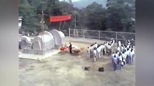 &nbsp;         第一部機試運轉相關各項土木工程全部施工完成，引水隧道於1984年9月15日正式通水，1985年1月16日電廠竣工，並完成與全國併聯發電，電廠啓用儀式由當時的台電陳董事長主持，明湖電廠至此加入發電的行列。