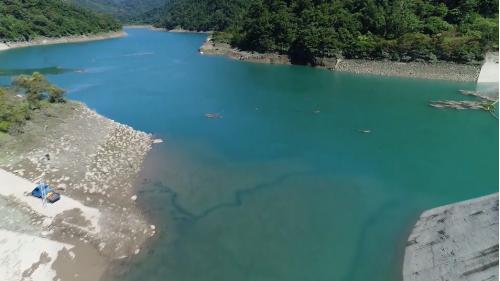 &nbsp;         由於日月潭水資源充沛，台電選定日月潭為上池，並興建明湖水庫為下池，於1985年明湖抽蓄水力發電廠興建完成，總發電量為100萬瓩，是國內第一座抽蓄水力發電廠。