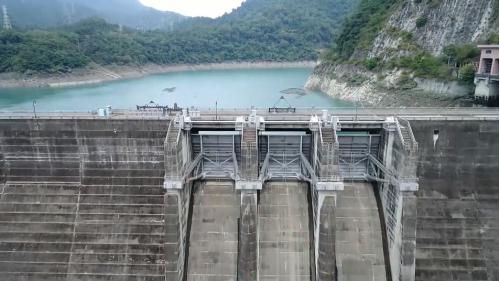 &nbsp;         由於日月潭水資源充沛，台電選定日月潭為上池，並興建明湖水庫為下池，於1985年明湖抽蓄水力發電廠興建完成，總發電量為100萬瓩，是國內第一座抽蓄水力發電廠。