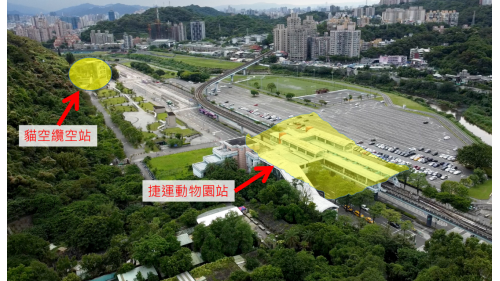 動物園站編號為BR01，位於新光路上，於1996年3月通車啟用，站體為高架四層之車站。地面層設有2處文湖線出入口、穿堂層(詢問處、自動售票機、驗票閘門、洗手間)，二樓中間層設有洗手間、樓梯、電扶梯轉接平台，三樓為大廳層(車站大廳、詢問處、自動售票機、驗票閘門、洗手間等)及月台層，設有側式月台兩座，四樓為天橋層，興建中之環狀線東環段及深坑輕軌亦將設站於此。
&nbsp;
