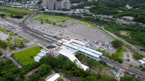 動物園站編號為BR01，位於新光路上，於1996年3月通車啟用，站體為高架四層之車站。地面層設有2處文湖線出入口、穿堂層(詢問處、自動售票機、驗票閘門、洗手間)，二樓中間層設有洗手間、樓梯、電扶梯轉接平台，三樓為大廳層(車站大廳、詢問處、自動售票機、驗票閘門、洗手間等)及月台層，設有側式月台兩座，四樓為天橋層，興建中之環狀線東環段及深坑輕軌亦將設站於此。
&nbsp;