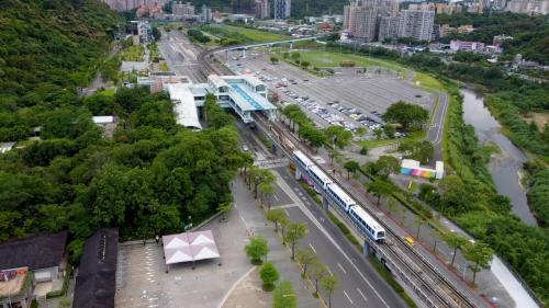 動物園站編號為BR01，位於新光路上，於1996年3月通車啟用，站體為高架四層之車站。地面層設有2處文湖線出入口、穿堂層(詢問處、自動售票機、驗票閘門、洗手間)，二樓中間層設有洗手間、樓梯、電扶梯轉接平台，三樓為大廳層(車站大廳、詢問處、自動售票機、驗票閘門、洗手間等)及月台層，設有側式月台兩座，四樓為天橋層，興建中之環狀線東環段及深坑輕軌亦將設站於此。
&nbsp;
