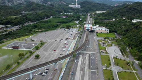動物園站編號為BR01，位於新光路上，於1996年3月通車啟用，站體為高架四層之車站。地面層設有2處文湖線出入口、穿堂層(詢問處、自動售票機、驗票閘門、洗手間)，二樓中間層設有洗手間、樓梯、電扶梯轉接平台，三樓為大廳層(車站大廳、詢問處、自動售票機、驗票閘門、洗手間等)及月台層，設有側式月台兩座，四樓為天橋層，興建中之環狀線東環段及深坑輕軌亦將設站於此。
&nbsp;