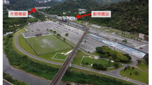 動物園站編號為BR01，位於新光路上，於1996年3月通車啟用，站體為高架四層之車站。地面層設有2處文湖線出入口、穿堂層(詢問處、自動售票機、驗票閘門、洗手間)，二樓中間層設有洗手間、樓梯、電扶梯轉接平台，三樓為大廳層(車站大廳、詢問處、自動售票機、驗票閘門、洗手間等)及月台層，設有側式月台兩座，四樓為天橋層，興建中之環狀線東環段及深坑輕軌亦將設站於此。
&nbsp;