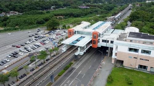 動物園站編號為BR01，位於新光路上，於1996年3月通車啟用，站體為高架四層之車站。地面層設有2處文湖線出入口、穿堂層(詢問處、自動售票機、驗票閘門、洗手間)，二樓中間層設有洗手間、樓梯、電扶梯轉接平台，三樓為大廳層(車站大廳、詢問處、自動售票機、驗票閘門、洗手間等)及月台層，設有側式月台兩座，四樓為天橋層，興建中之環狀線東環段及深坑輕軌亦將設站於此。
&nbsp;