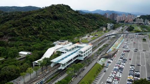 動物園站編號為BR01，位於新光路上，於1996年3月通車啟用，站體為高架四層之車站。地面層設有2處文湖線出入口、穿堂層(詢問處、自動售票機、驗票閘門、洗手間)，二樓中間層設有洗手間、樓梯、電扶梯轉接平台，三樓為大廳層(車站大廳、詢問處、自動售票機、驗票閘門、洗手間等)及月台層，設有側式月台兩座，四樓為天橋層，興建中之環狀線東環段及深坑輕軌亦將設站於此。
&nbsp;