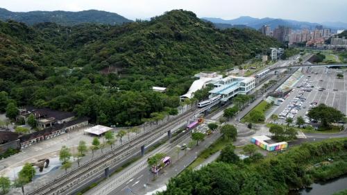 動物園站編號為BR01，位於新光路上，於1996年3月通車啟用，站體為高架四層之車站。地面層設有2處文湖線出入口、穿堂層(詢問處、自動售票機、驗票閘門、洗手間)，二樓中間層設有洗手間、樓梯、電扶梯轉接平台，三樓為大廳層(車站大廳、詢問處、自動售票機、驗票閘門、洗手間等)及月台層，設有側式月台兩座，四樓為天橋層，興建中之環狀線東環段及深坑輕軌亦將設站於此。
&nbsp;