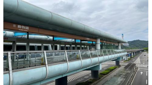 動物園站編號為BR01，位於新光路上，於1996年3月通車啟用，站體為高架四層之車站。地面層設有2處文湖線出入口、穿堂層(詢問處、自動售票機、驗票閘門、洗手間)，二樓中間層設有洗手間、樓梯、電扶梯轉接平台，三樓為大廳層(車站大廳、詢問處、自動售票機、驗票閘門、洗手間等)及月台層，設有側式月台兩座，四樓為天橋層，興建中之環狀線東環段及深坑輕軌亦將設站於此。
&nbsp;