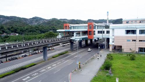 動物園站編號為BR01，位於新光路上，於1996年3月通車啟用，站體為高架四層之車站。地面層設有2處文湖線出入口、穿堂層(詢問處、自動售票機、驗票閘門、洗手間)，二樓中間層設有洗手間、樓梯、電扶梯轉接平台，三樓為大廳層(車站大廳、詢問處、自動售票機、驗票閘門、洗手間等)及月台層，設有側式月台兩座，四樓為天橋層，興建中之環狀線東環段及深坑輕軌亦將設站於此。
&nbsp;