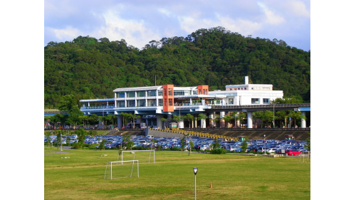 動物園站編號為BR01，位於新光路上，於1996年3月通車啟用，站體為高架四層之車站。地面層設有2處文湖線出入口、穿堂層(詢問處、自動售票機、驗票閘門、洗手間)，二樓中間層設有洗手間、樓梯、電扶梯轉接平台，三樓為大廳層(車站大廳、詢問處、自動售票機、驗票閘門、洗手間等)及月台層，設有側式月台兩座，四樓為天橋層，興建中之環狀線東環段及深坑輕軌亦將設站於此。
&nbsp;