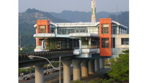 動物園站編號為BR01，位於新光路上，於1996年3月通車啟用，站體為高架四層之車站。地面層設有2處文湖線出入口、穿堂層(詢問處、自動售票機、驗票閘門、洗手間)，二樓中間層設有洗手間、樓梯、電扶梯轉接平台，三樓為大廳層(車站大廳、詢問處、自動售票機、驗票閘門、洗手間等)及月台層，設有側式月台兩座，四樓為天橋層，興建中之環狀線東環段及深坑輕軌亦將設站於此。
&nbsp;