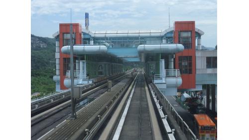動物園站編號為BR01，位於新光路上，於1996年3月通車啟用，站體為高架四層之車站。地面層設有2處文湖線出入口、穿堂層(詢問處、自動售票機、驗票閘門、洗手間)，二樓中間層設有洗手間、樓梯、電扶梯轉接平台，三樓為大廳層(車站大廳、詢問處、自動售票機、驗票閘門、洗手間等)及月台層，設有側式月台兩座，四樓為天橋層，興建中之環狀線東環段及深坑輕軌亦將設站於此。
&nbsp;