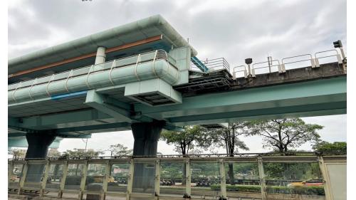 動物園站編號為BR01，位於新光路上，於1996年3月通車啟用，站體為高架四層之車站。地面層設有2處文湖線出入口、穿堂層(詢問處、自動售票機、驗票閘門、洗手間)，二樓中間層設有洗手間、樓梯、電扶梯轉接平台，三樓為大廳層(車站大廳、詢問處、自動售票機、驗票閘門、洗手間等)及月台層，設有側式月台兩座，四樓為天橋層，興建中之環狀線東環段及深坑輕軌亦將設站於此。
&nbsp;