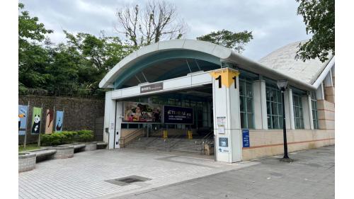 動物園站地面層設有1、2出入口、穿堂層(詢問處、自動售票機、驗票閘門、洗手間)。【圖/動物園站1號出入口，往前走可到臺北市立動物園入口】
&nbsp;