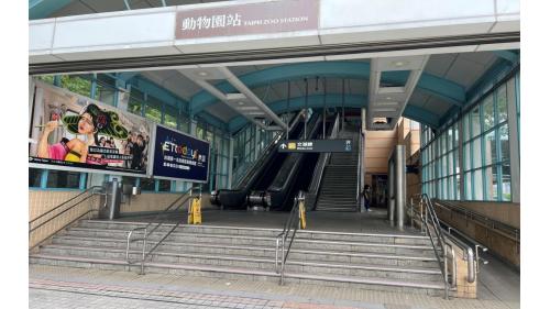 動物園站地面層設有1、2出入口、穿堂層(詢問處、自動售票機、驗票閘門、洗手間)。
&nbsp;