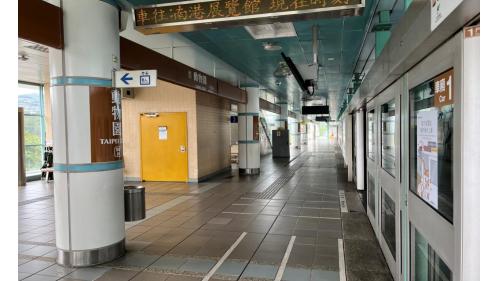 動物園站地上三樓為大廳層及月台層，大廳層設有車站大廳、詢問處、自動售票機、驗票閘門、洗手間，設有側式月台兩座，一月台(往南洪展覽館方向)及二月台(旅客下車月台，不開放上車)。
&nbsp;