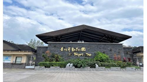 動物園站編號為BR01，位於新光路上，於1996年3月通車啟用，站體為高架四層之車站。地面層設有2處文湖線出入口、穿堂層(詢問處、自動售票機、驗票閘門、洗手間)，二樓中間層設有洗手間、樓梯、電扶梯轉接平台，三樓為大廳層(車站大廳、詢問處、自動售票機、驗票閘門、洗手間等)及月台層，設有側式月台兩座，四樓為天橋層，興建中之環狀線東環段及深坑輕軌亦將設站於此。
&nbsp;