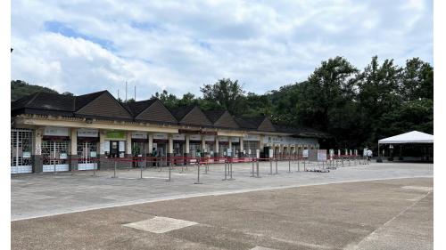 動物園站編號為BR01，位於新光路上，於1996年3月通車啟用，站體為高架四層之車站。地面層設有2處文湖線出入口、穿堂層(詢問處、自動售票機、驗票閘門、洗手間)，二樓中間層設有洗手間、樓梯、電扶梯轉接平台，三樓為大廳層(車站大廳、詢問處、自動售票機、驗票閘門、洗手間等)及月台層，設有側式月台兩座，四樓為天橋層，興建中之環狀線東環段及深坑輕軌亦將設站於此。
&nbsp;
