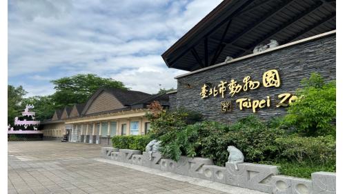 動物園站編號為BR01，位於新光路上，於1996年3月通車啟用，站體為高架四層之車站。地面層設有2處文湖線出入口、穿堂層(詢問處、自動售票機、驗票閘門、洗手間)，二樓中間層設有洗手間、樓梯、電扶梯轉接平台，三樓為大廳層(車站大廳、詢問處、自動售票機、驗票閘門、洗手間等)及月台層，設有側式月台兩座，四樓為天橋層，興建中之環狀線東環段及深坑輕軌亦將設站於此。
&nbsp;