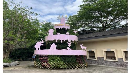 動物園站編號為BR01，位於新光路上，於1996年3月通車啟用，站體為高架四層之車站。地面層設有2處文湖線出入口、穿堂層(詢問處、自動售票機、驗票閘門、洗手間)，二樓中間層設有洗手間、樓梯、電扶梯轉接平台，三樓為大廳層(車站大廳、詢問處、自動售票機、驗票閘門、洗手間等)及月台層，設有側式月台兩座，四樓為天橋層，興建中之環狀線東環段及深坑輕軌亦將設站於此。
&nbsp;