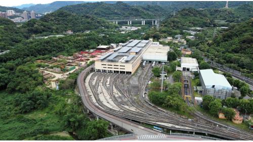 木柵機廠位於台北市文山區，於1996年3月隨著木柵線通車，正式投入調度，在內湖機廠尚未啟用之前，所有的中運量列車皆須在此維修、停放。現今為文湖線之三級機廠，面積6.2公頃，主要功能為車輛儲存、維修、清洗等，廠房設有駐車場、工作廠、機電房、行控中心等，共設12條駐車軌道，可容納84對車。
&nbsp;