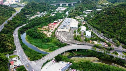 木柵機廠位於台北市文山區，於1996年3月隨著木柵線通車，正式投入調度，在內湖機廠尚未啟用之前，所有的中運量列車皆須在此維修、停放。現今為文湖線之三級機廠，面積6.2公頃，主要功能為車輛儲存、維修、清洗等，廠房設有駐車場、工作廠、機電房、行控中心等，共設12條駐車軌道，可容納84對車。
&nbsp;