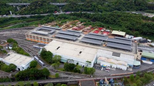 木柵機廠位於台北市文山區，於1996年3月隨著木柵線通車，正式投入調度，在內湖機廠尚未啟用之前，所有的中運量列車皆須在此維修、停放。現今為文湖線之三級機廠，面積6.2公頃，主要功能為車輛儲存、維修、清洗等，廠房設有駐車場、工作廠、機電房、行控中心等，共設12條駐車軌道，可容納84對車。
&nbsp;