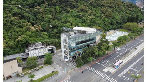 木柵線欲轉乘貓空纜車動物園站之旅客，兩站為兩不同站體，採站外方式轉乘，於木柵線出站後步行約350公尺可抵達貓空纜車動物園站，可搭乘至動物園南站、指南宮站以及貓空站。貓空纜車為台北市首座觀光休憩纜車，同時亦是臺灣最長、首座具有大眾運輸性質的纜車。
&nbsp;