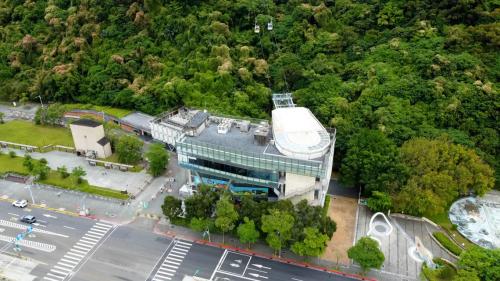 木柵線欲轉乘貓空纜車動物園站之旅客，兩站為兩不同站體，採站外方式轉乘，於木柵線出站後步行約350公尺可抵達貓空纜車動物園站，可搭乘至動物園南站、指南宮站以及貓空站。
&nbsp;