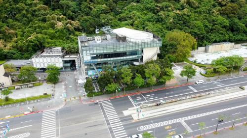 木柵線欲轉乘貓空纜車動物園站之旅客，兩站為兩不同站體，採站外方式轉乘，於木柵線出站後步行約350公尺可抵達貓空纜車動物園站，可搭乘至動物園南站、指南宮站以及貓空站。
&nbsp;