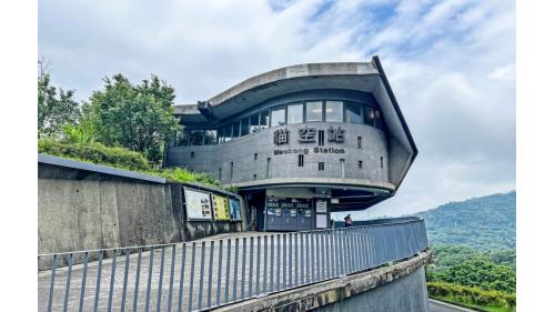 貓空站位於茶莊分布區域的中心，設有供纜車停放之儲車空間，在本站可以欣賞大臺北地區夜景。
&nbsp;