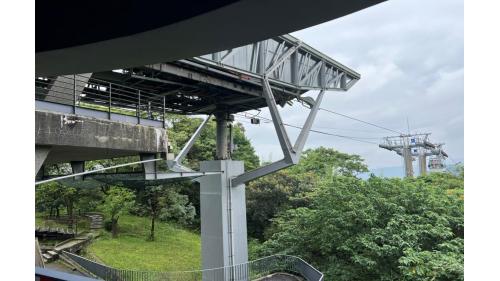 貓空站位於茶莊分布區域的中心，設有供纜車停放之儲車空間，在本站可以欣賞大臺北地區夜景。
&nbsp;