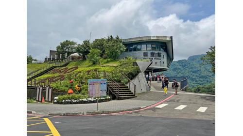 貓空站位於茶莊分布區域的中心，設有供纜車停放之儲車空間，在本站可以欣賞大臺北地區夜景。
&nbsp;