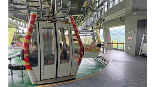 貓空站位於茶莊分布區域的中心，設有供纜車停放之儲車空間，在本站可以欣賞大臺北地區夜景。
&nbsp;