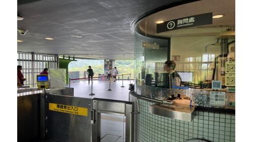 貓空站位於茶莊分布區域的中心，設有供纜車停放之儲車空間，在本站可以欣賞大臺北地區夜景。
&nbsp;
