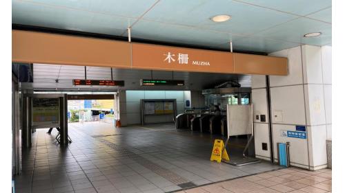 木柵站站體為高架三層之車站，為單一出口，一樓為大廳層，三樓為月台層，設有二座側式月台。地面大廳層(穿堂層)有出入口、車站大廳、詢問處、自動售票機、驗票閘門、洗手間（付費區內）。
&nbsp;