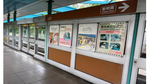 木柵站編號為BR02，車站位於木柵路與萬芳路間，於1996年3月通車啟用。木柵站體為高架三層之車站，為單一出口，一樓為大廳層，三樓為月台層，設有二座側式月台。【圖/木柵站第二月台，往終點站木柵動物園站方向】
&nbsp;