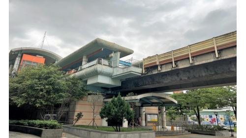 萬芳社區站為全台灣第三高之捷運車站。站體為高架三層之車站，設有1處出入口，一樓為大廳層(設有1個出入口、車站大廳、詢問處、自動售票機、驗票閘門、洗手間（付費區內）。【圖/萬芳社區站外觀】
&nbsp;