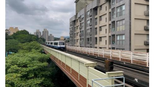 萬芳社區站為全台灣第三高之捷運車站。站體為高架三層之車站，設有1處出入口，一樓為大廳層(設有1個出入口、車站大廳、詢問處、自動售票機、驗票閘門、洗手間（付費區內）。
&nbsp;
