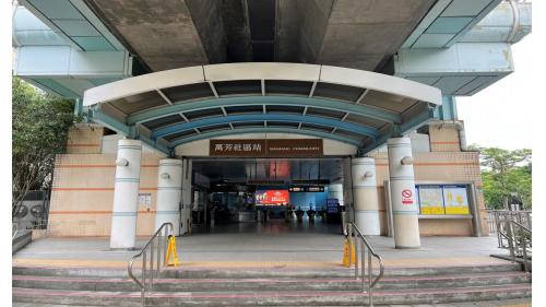 萬芳社區站為全台灣第三高之捷運車站。站體為高架三層之車站，設有1處出入口，一樓為大廳層(設有1個出入口、車站大廳、詢問處、自動售票機、驗票閘門、洗手間（付費區內）。【圖/萬芳社區站出入口，有手扶梯、無障礙電梯往返地面】
&nbsp;