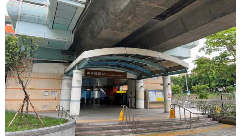 萬芳社區站為全台灣第三高之捷運車站。站體為高架三層之車站，設有1處出入口，一樓為大廳層(設有1個出入口、車站大廳、詢問處、自動售票機、驗票閘門、洗手間（付費區內）。【圖/萬芳社區站出入口，有手扶梯、無障礙電梯往返地面】
&nbsp;