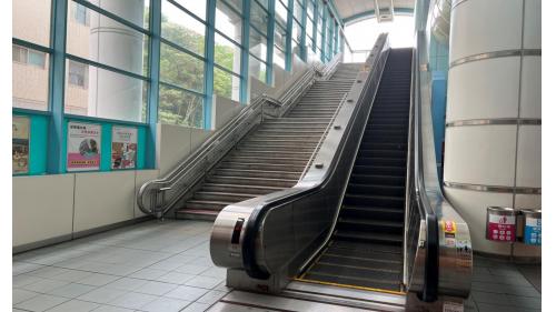 萬芳社區站為全台灣第三高之捷運車站。站體為高架三層之車站，設有1處出入口，一樓為大廳層(設有1個出入口、車站大廳、詢問處、自動售票機、驗票閘門、洗手間（付費區內）。【圖/萬芳社區站一樓有手扶梯及無障礙電梯往返月台層及地面大廳層】
&nbsp;