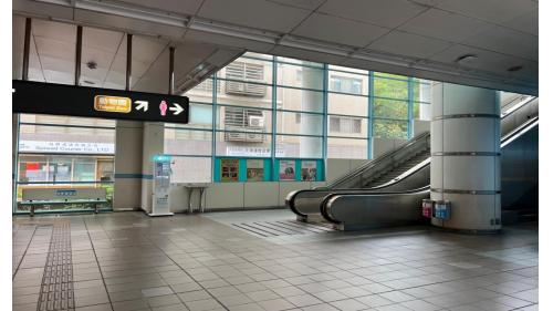 萬芳社區站為全台灣第三高之捷運車站。站體為高架三層之車站，設有1處出入口，一樓為大廳層(設有1個出入口、車站大廳、詢問處、自動售票機、驗票閘門、洗手間（付費區內）。【圖/萬芳社區站出入口，有手扶梯、無障礙電梯往返地面】
&nbsp;