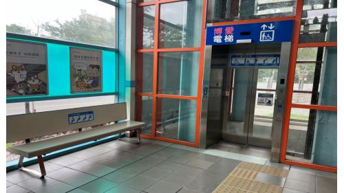 萬芳社區站為全台灣第三高之捷運車站。站體為高架三層之車站，設有1處出入口，一樓為大廳層(設有1個出入口、車站大廳、詢問處、自動售票機、驗票閘門、洗手間（付費區內）。【圖/萬芳社區站大廳內左右兩側各設有一座無障礙電梯可直達3樓月台層】
&nbsp;