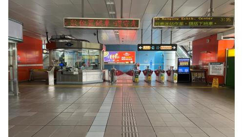 萬芳社區站為全台灣第三高之捷運車站。站體為高架三層之車站，設有1處出入口，一樓為大廳層(設有1個出入口、車站大廳、詢問處、自動售票機、驗票閘門、洗手間（付費區內）。
&nbsp;