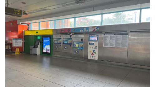 萬芳社區站為全台灣第三高之捷運車站。站體為高架三層之車站，設有1處出入口，一樓為大廳層(設有1個出入口、車站大廳、詢問處、自動售票機、驗票閘門、洗手間（付費區內）。
&nbsp;
