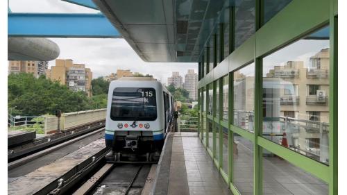 萬芳社區站為全台灣第三高之捷運車站。站體為高架三層之車站，設有1處出入口，一樓為大廳層(設有1個出入口、車站大廳、詢問處、自動售票機、驗票閘門、洗手間（付費區內）。【圖/萬芳社區站列車進站】
&nbsp;
