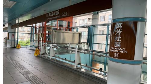 萬芳社區站為全台灣第三高之捷運車站。站體為高架三層之車站，設有1處出入口，一樓為大廳層(設有1個出入口、車站大廳、詢問處、自動售票機、驗票閘門、洗手間（付費區內）。【圖/萬芳社區站二月台，往動物園方向】
&nbsp;