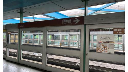 萬芳社區站為全台灣第三高之捷運車站。站體為高架三層之車站，設有1處出入口，一樓為大廳層(設有1個出入口、車站大廳、詢問處、自動售票機、驗票閘門、洗手間（付費區內）。【圖/萬芳社區站二月台，往動物園方向】
&nbsp;