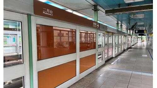 萬芳社區站為全台灣第三高之捷運車站。站體為高架三層之車站，設有1處出入口，一樓為大廳層(設有1個出入口、車站大廳、詢問處、自動售票機、驗票閘門、洗手間（付費區內）。【圖/萬芳社區站二月台，往動物園方向】
&nbsp;